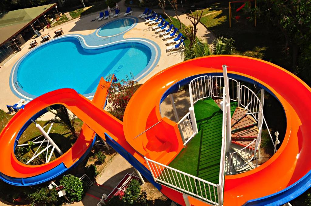 锡德梅利莎花园公寓酒店的水上公园水滑梯空中景观