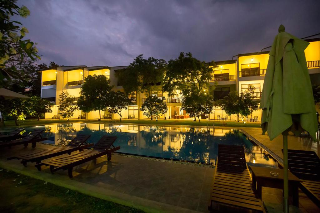 卡特勒格默Grand Tamarind Lake的夜间设有游泳池的酒店