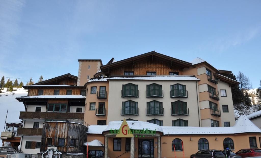 上陶恩Hotel Grünwaldkopf的滑雪胜地前方的大建筑