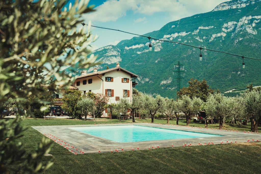 MamaAz. Agr. Tenuta La Casetta的山前的房子和游泳池