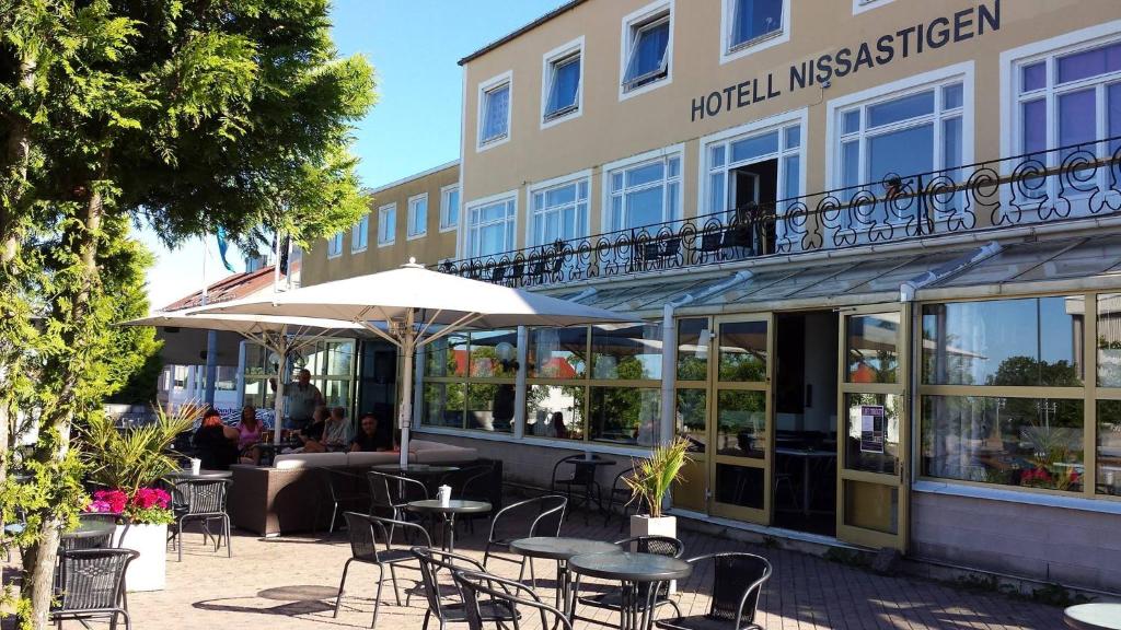 伊斯拉韦德尼萨提格酒店的大楼前设有桌椅的餐厅