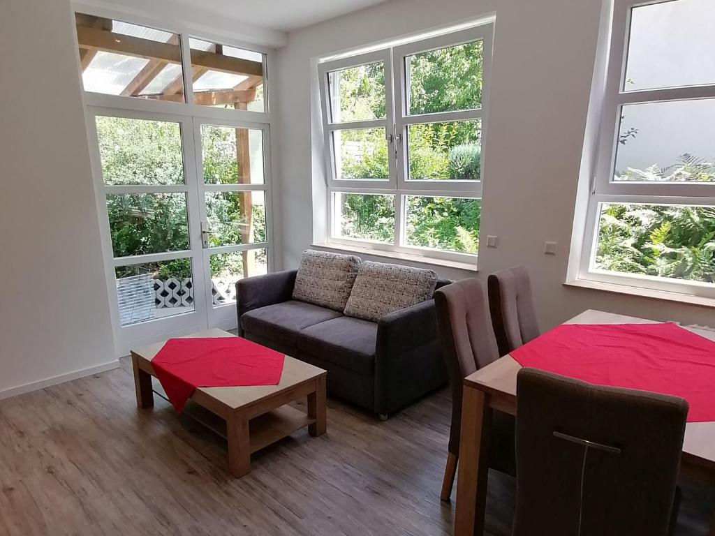 弗莱堡Jogis Ferienwohnungen的客厅配有沙发和桌子