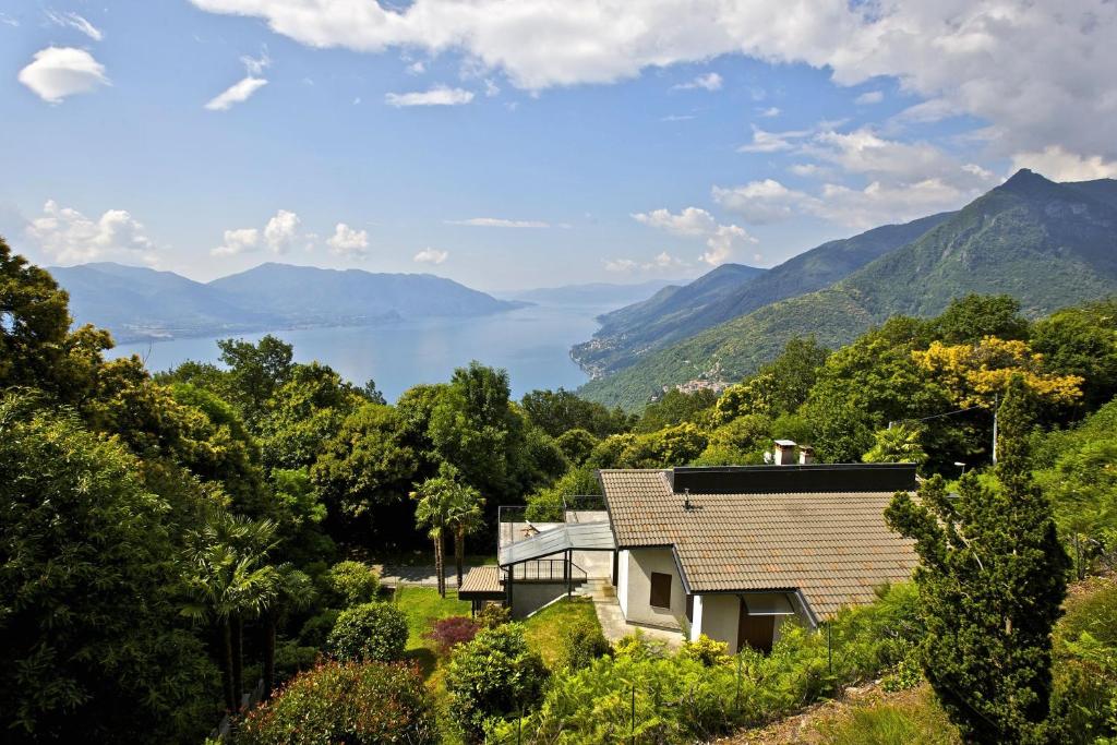 特拉雷戈Casa Ornella的一座享有湖景的山丘房屋