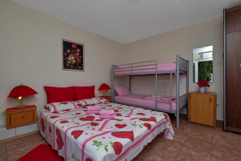 克瓦维卡Vila Milena的一间卧室配有一张床和一张双层床。