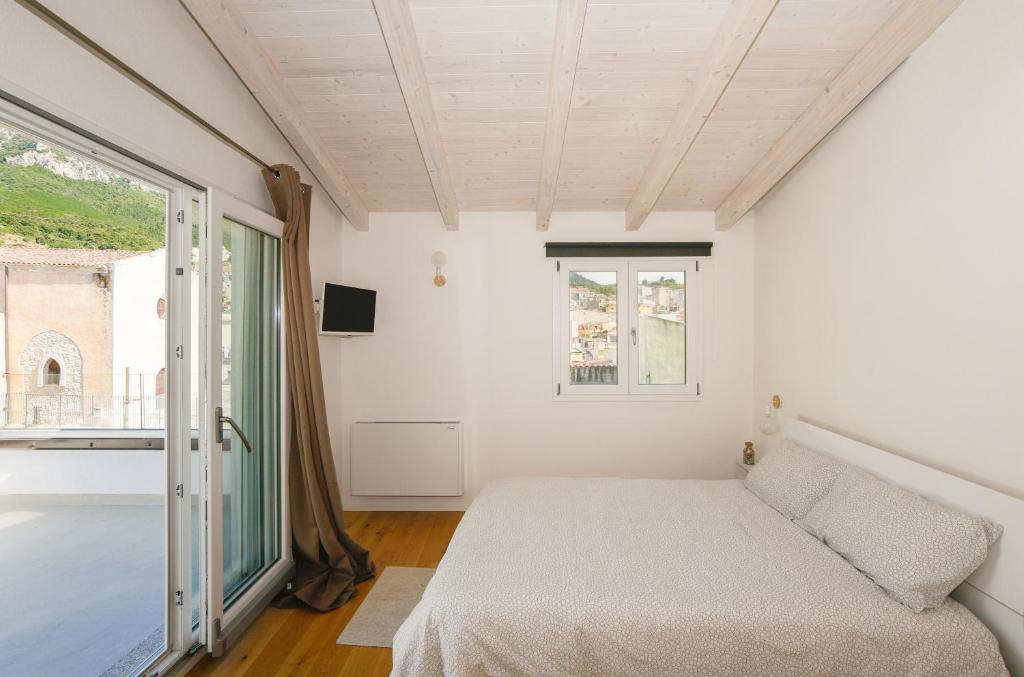 奥列纳Tatta & Nanna Rooms的一间卧室设有一张床和一个窗口