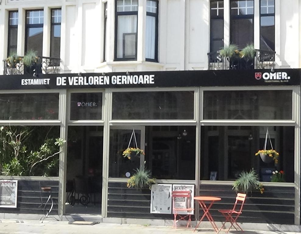 德帕内De Verloren Gernoare的大楼前设有桌椅的餐厅