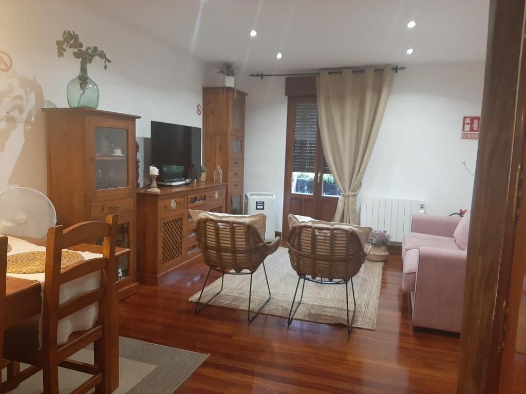 毕尔巴鄂Apartamento El 31 de Bilbao的客厅配有沙发和椅子