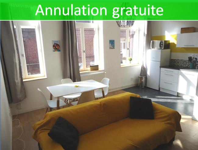 里尔Appartement Lille/1ch/stationnement gratuit的客厅配有黄色的沙发和桌子