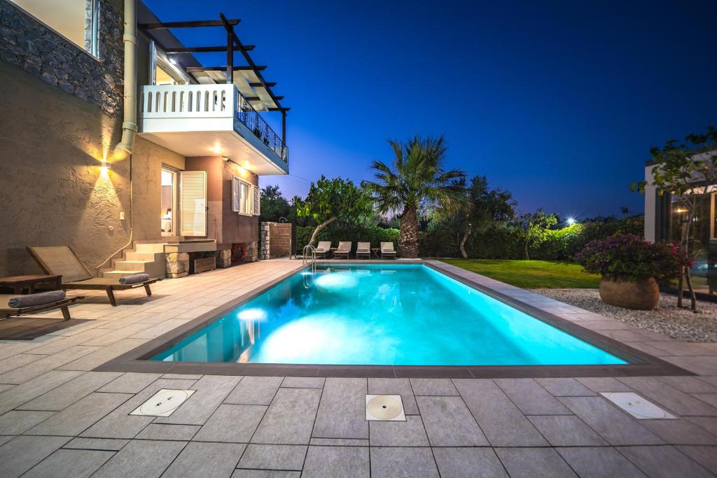 基萨莫斯Petronila Luxury Villa with heated private pool的一座房子后院的游泳池