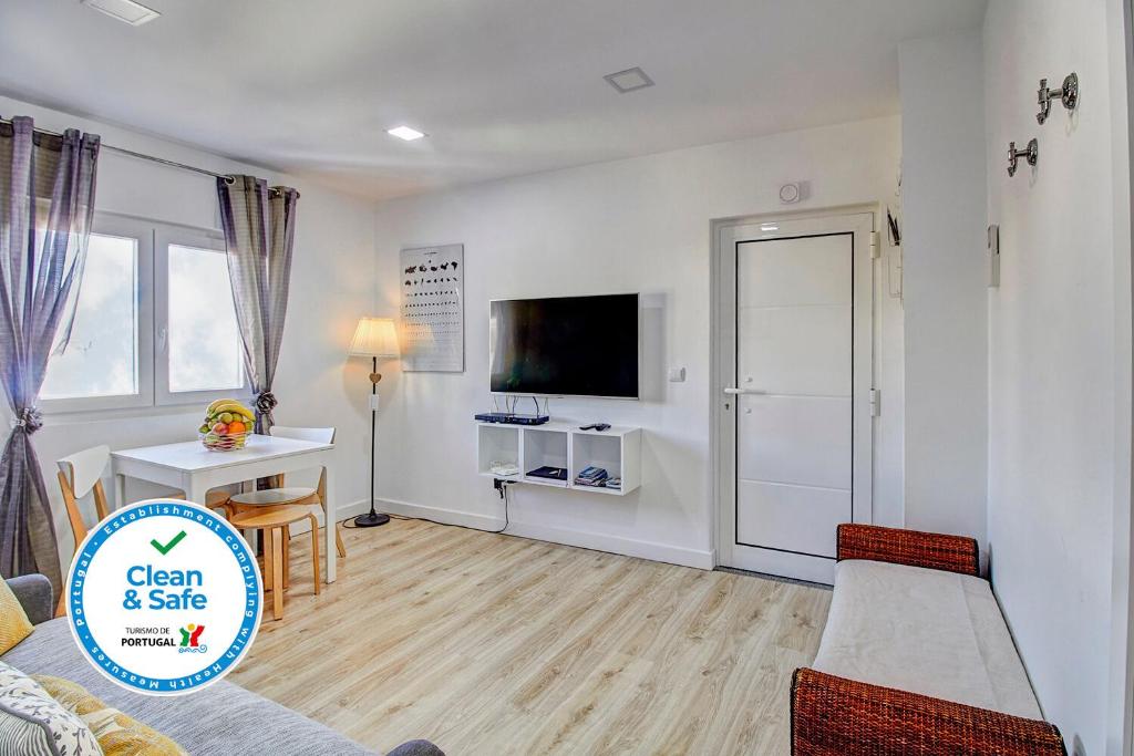 加亚新城Casa de Gaia的客厅配有床、桌子和电视