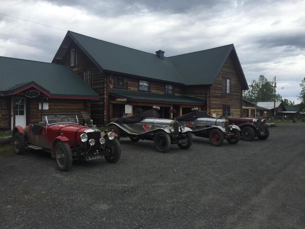 GakonaGakona Lodge的一组停在小木屋前的古董车