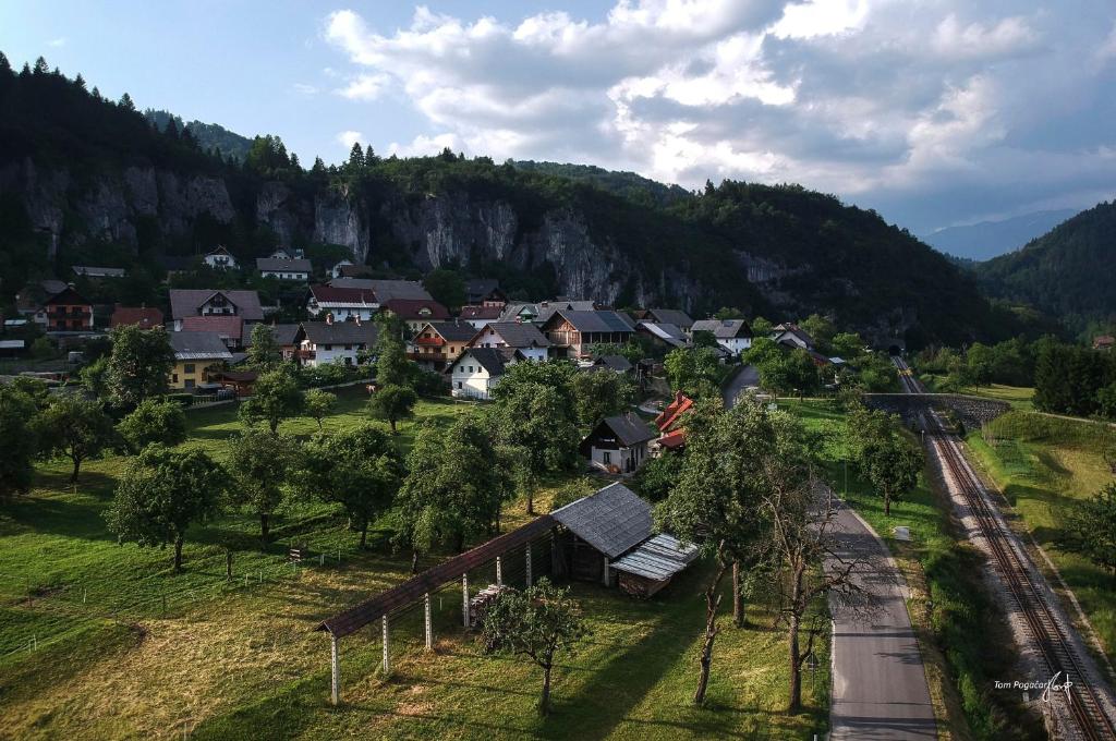 波希基斯卡贝拉Apartma pr´ Štengarju的享有山脉村庄的空中景致
