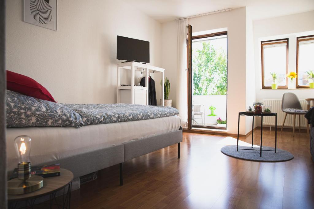 魏布林根☆ Gemütliches Apartment in der Nähe von Stuttgart的卧室配有一张床,墙上配有电视