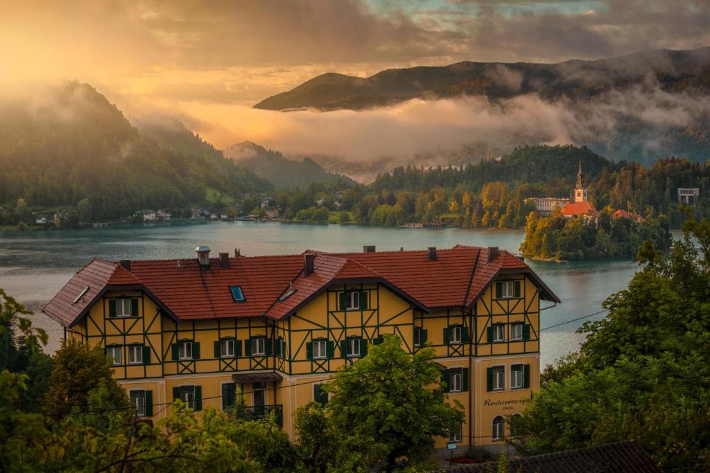 布莱德特里格拉夫酒店的享有湖泊和山脉景致的黄色房屋