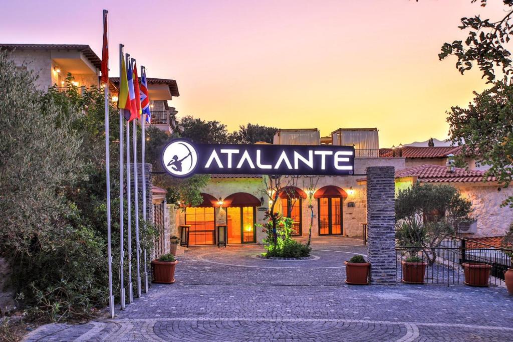 卡斯Atalante Hotel的带有亚特兰蒂阅读标志的酒店