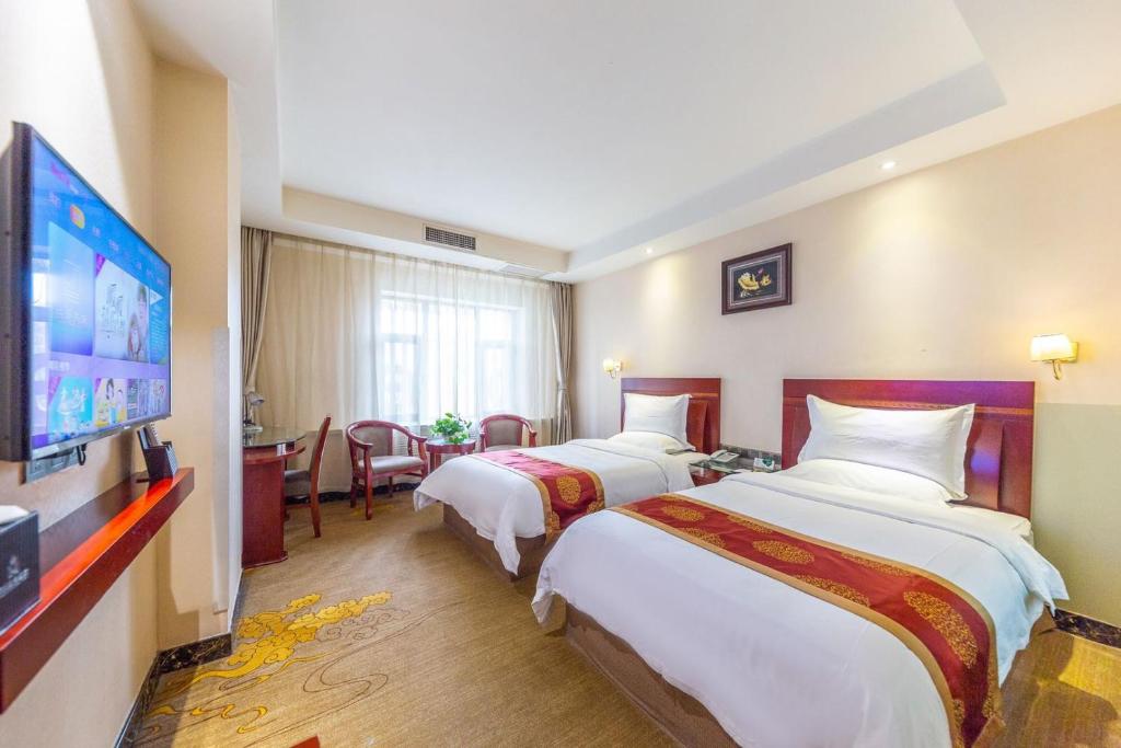 3,甘肃阳光大酒店是兰州唯一五星级酒店,地处庆阳路428号繁华地段