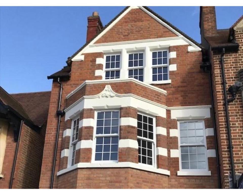 牛津Iffley Town House的一座大型砖砌建筑,设有大窗户