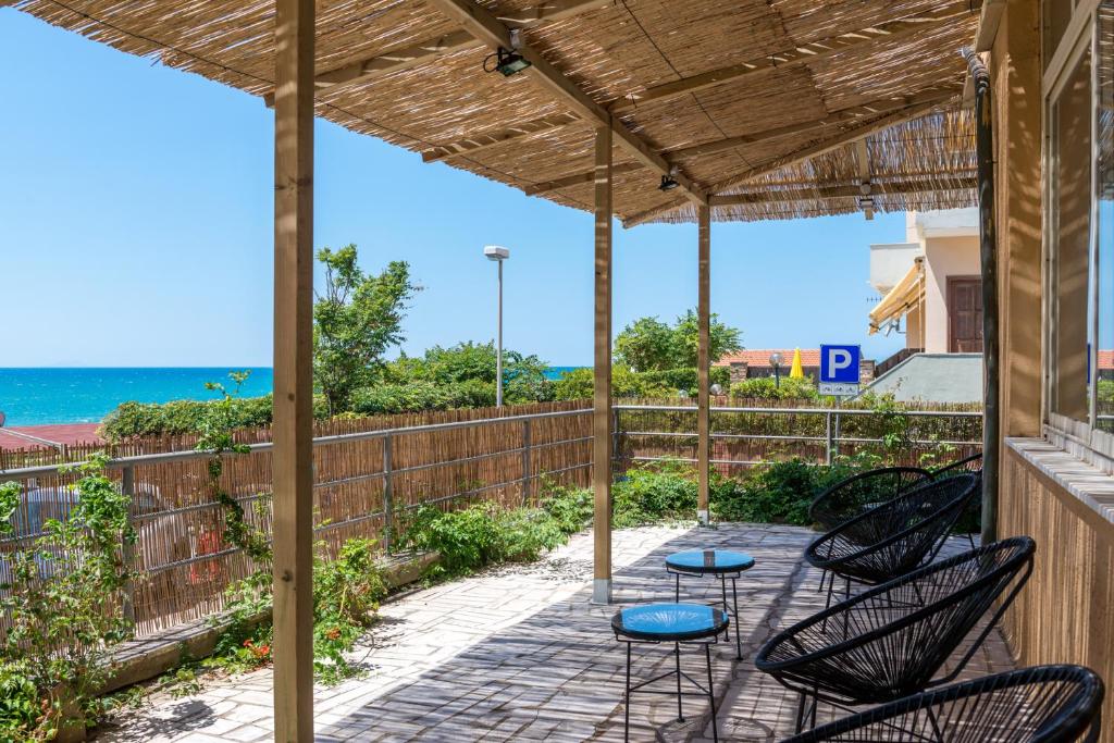 卡斯蒂里昂纳·德拉佩Hotel Perla的一个带桌椅的海景庭院