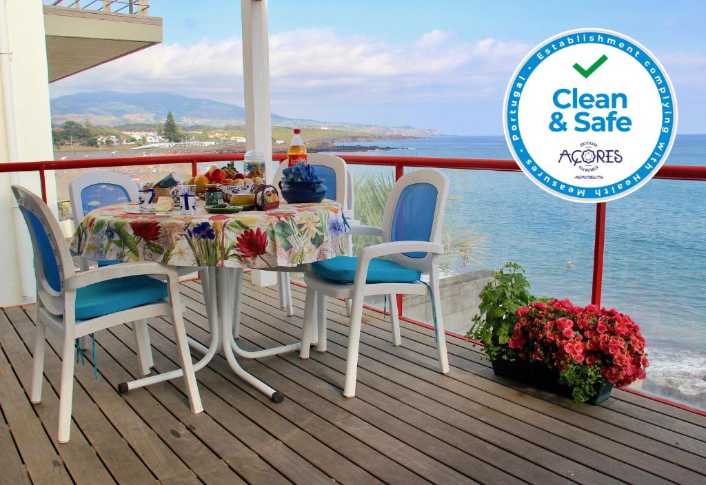 圣罗克Casa do Mar的海景甲板上的桌椅