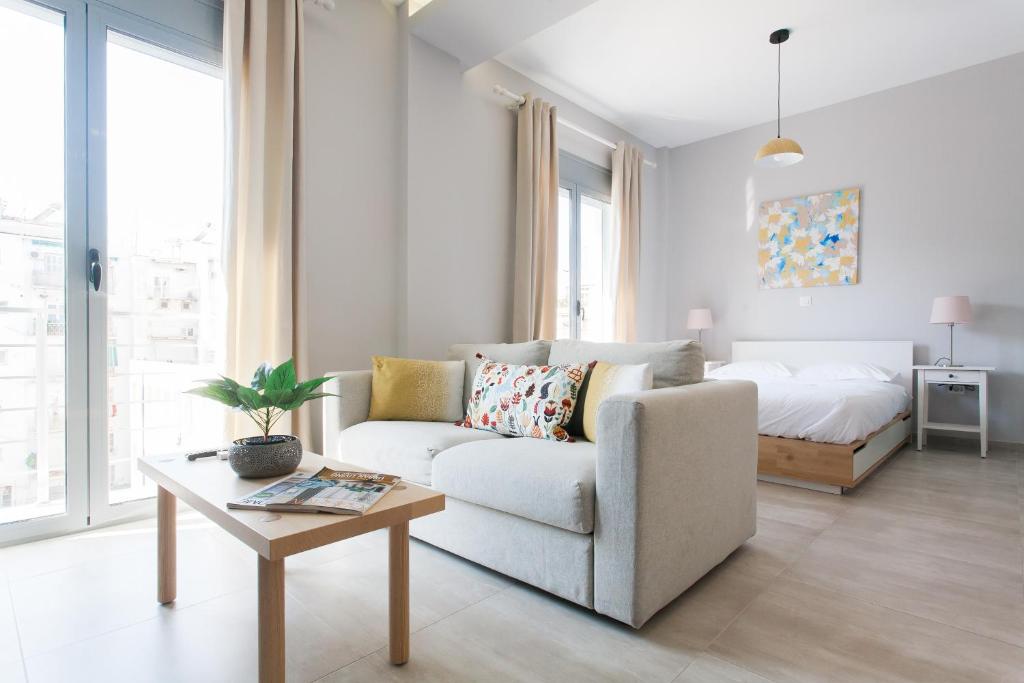 雅典Omnia Pagrati Apartments的客厅配有沙发和1张床