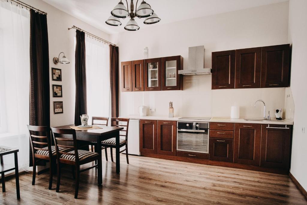 普热梅希尔Apartament22的厨房配有木制橱柜和桌椅