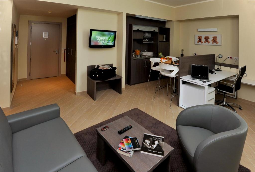 热那亚希艾曲西商务住宅酒店的客厅配有沙发和桌子