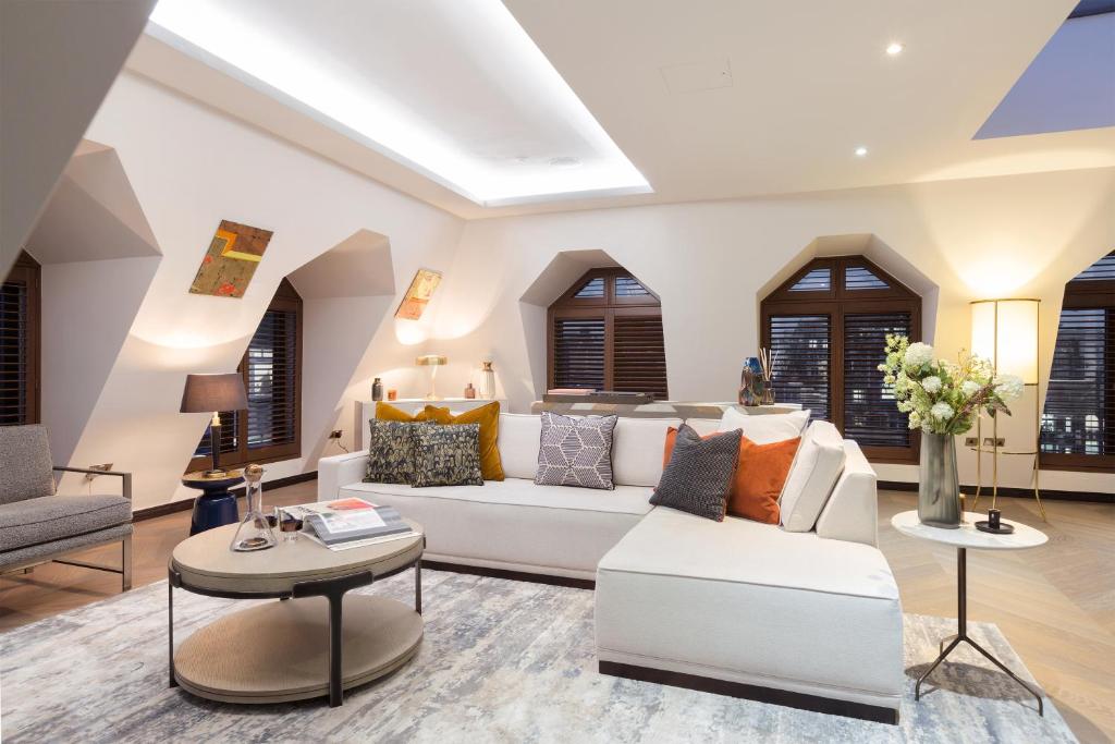 伦敦37GS Residences的客厅配有白色的沙发和桌子