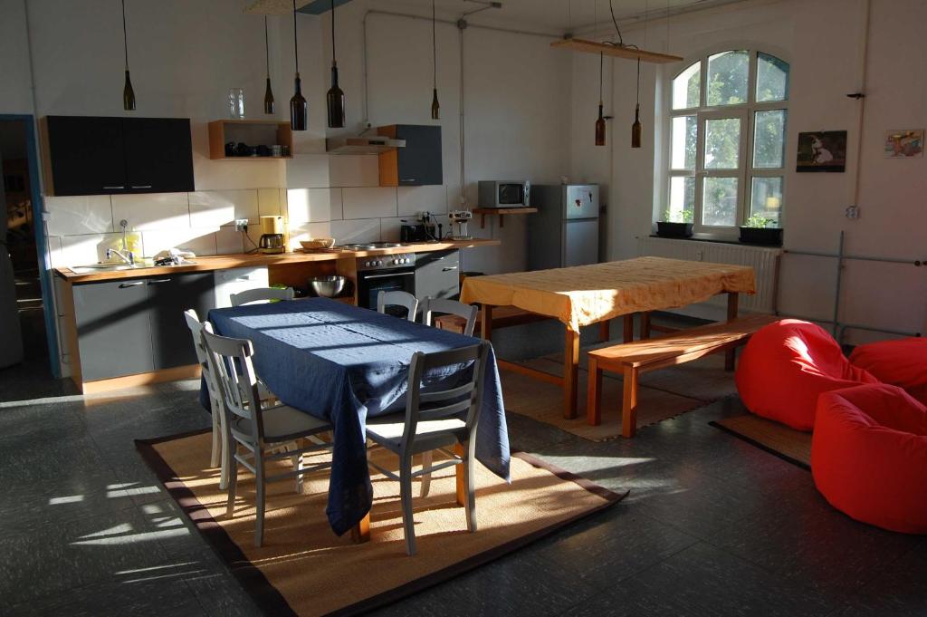 比尔弗登Oberzent-Hostelstyle nur für aktive Touristen的一间带桌椅的厨房和一间用餐室