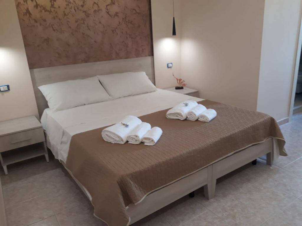 特罗佩阿Vittorio Veneto Accomodation - Tropea city center的一间卧室配有一张床,上面有两条毛巾