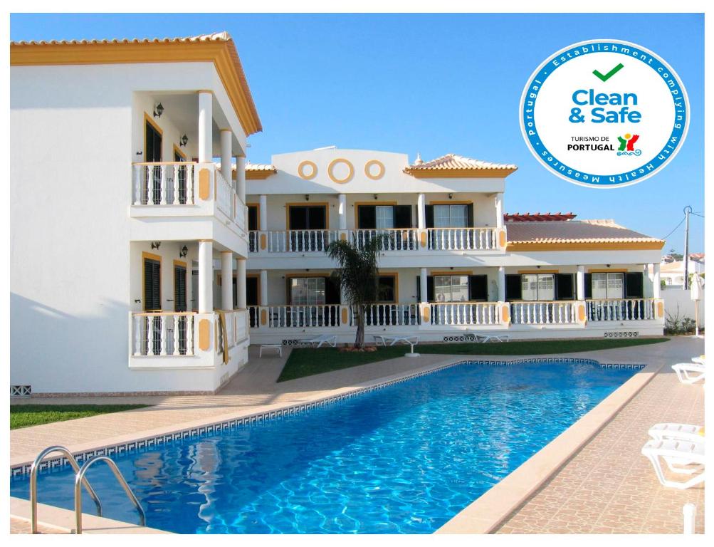 阿尔布费拉Apartamentos Solar Veiguinha的一座别墅,设有游泳池和干净安全的标志