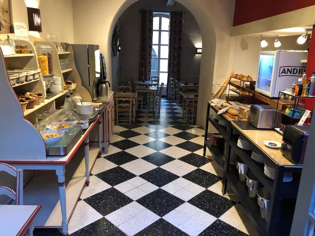 阿尔勒博物馆酒店的厨房铺有黑白的格子地板。