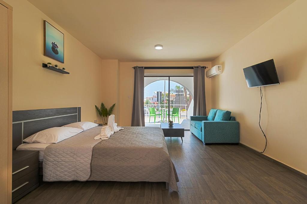 普罗塔拉斯Leucolla Hill & Sea的一间卧室配有一张床、一台电视和一把椅子