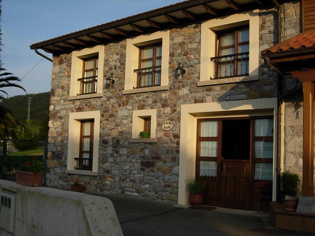 GuimaránLa Llosa Rodré的一座带窗户和门的石屋