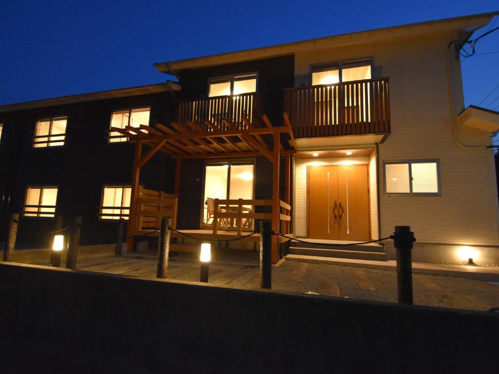 箱根田园箱根度假村的一座带木门和阳台的房子