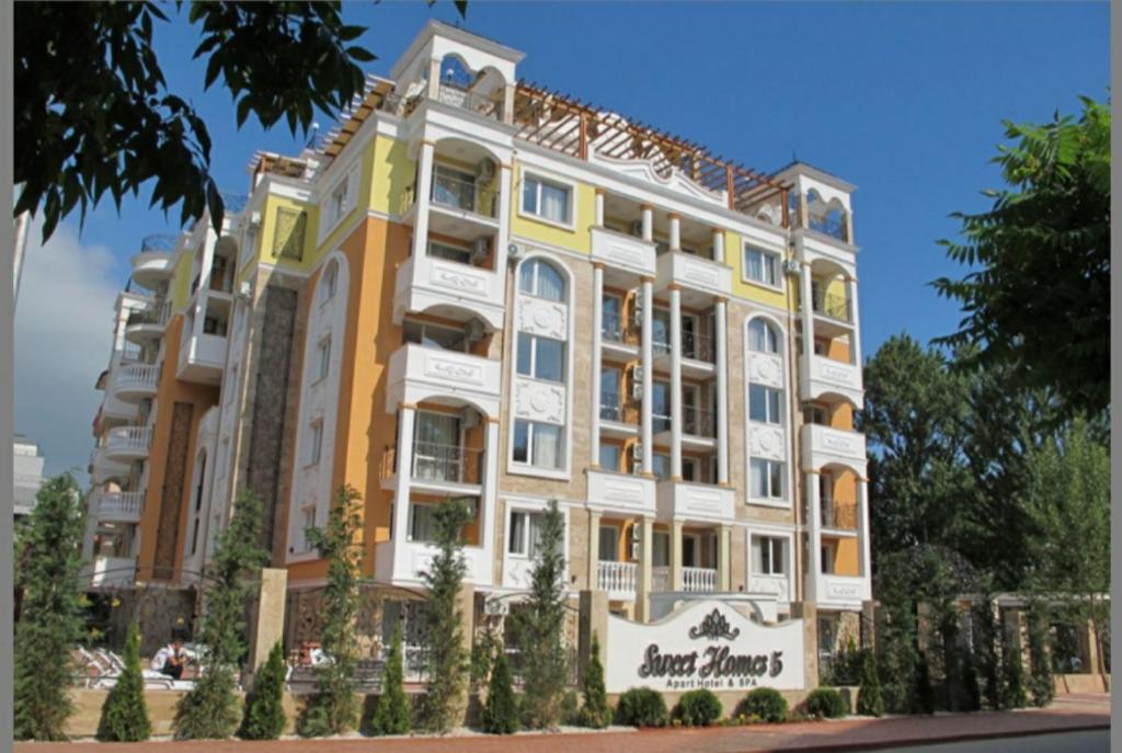 阳光海滩Apart Sweet Homes 5 - Apartments for guests的公寓大楼拥有黄色和白色的外墙