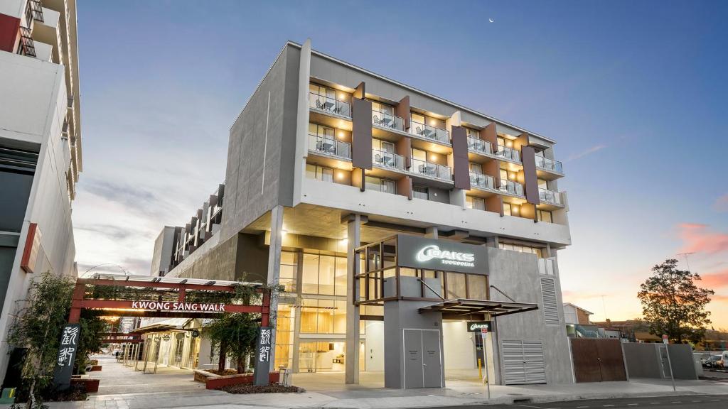 土乌巴Oaks Toowoomba Hotel的城市街道上建筑物的 ⁇ 染