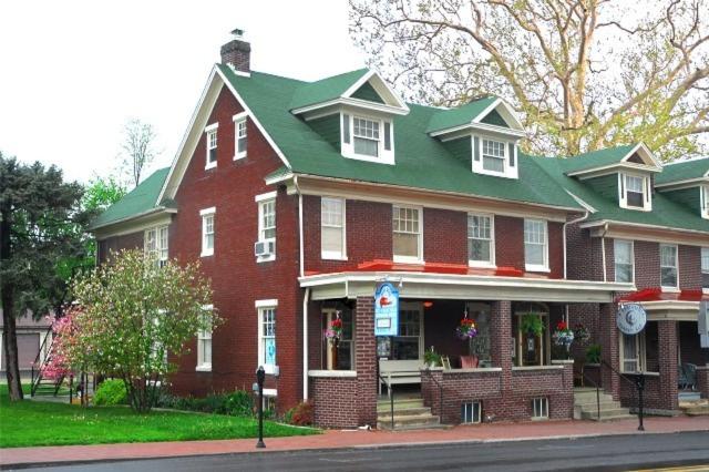 盖茨堡A Sentimental Journey的一座带绿色屋顶的大型红砖房子