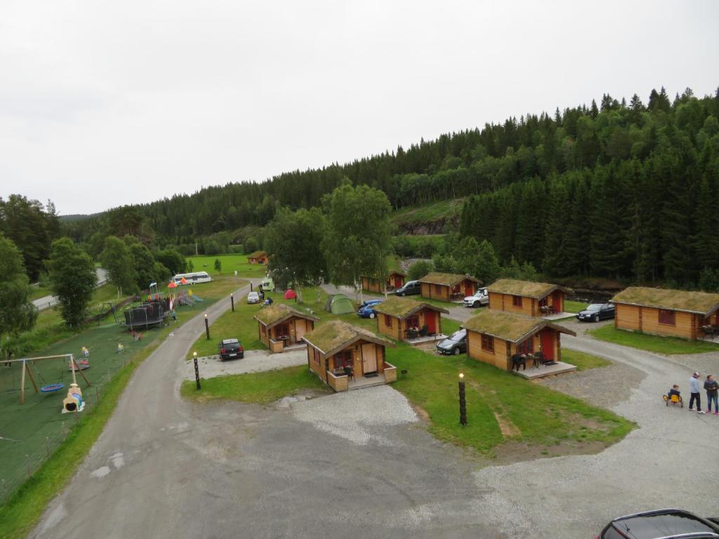 BerkåkHalland Camping的享有村庄空中景色,设有停车场