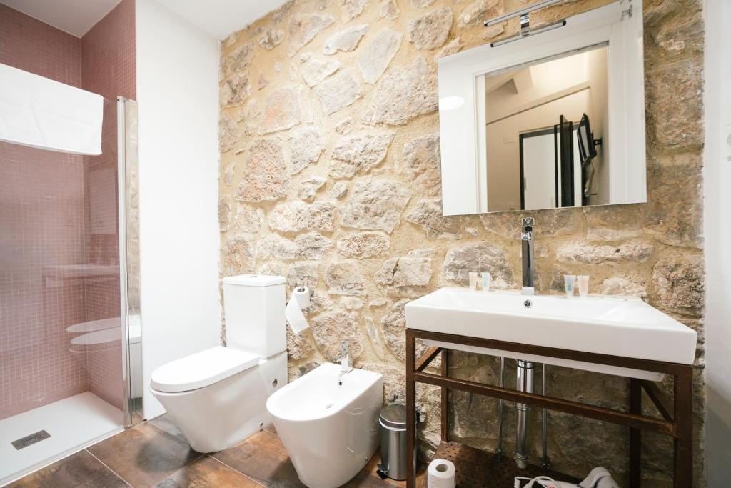 MoyaLa Albacara的一间带水槽、卫生间和镜子的浴室