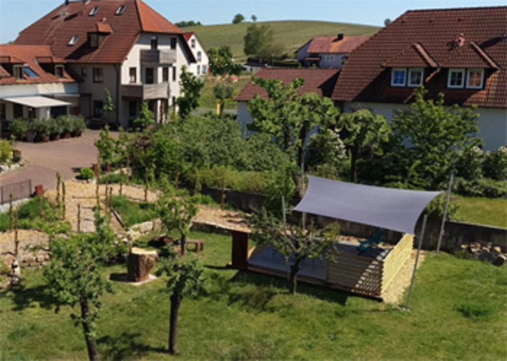 诺尔德海姆Ferienwohnungen Familie Neubert的享有带庭院的房屋的空中景致