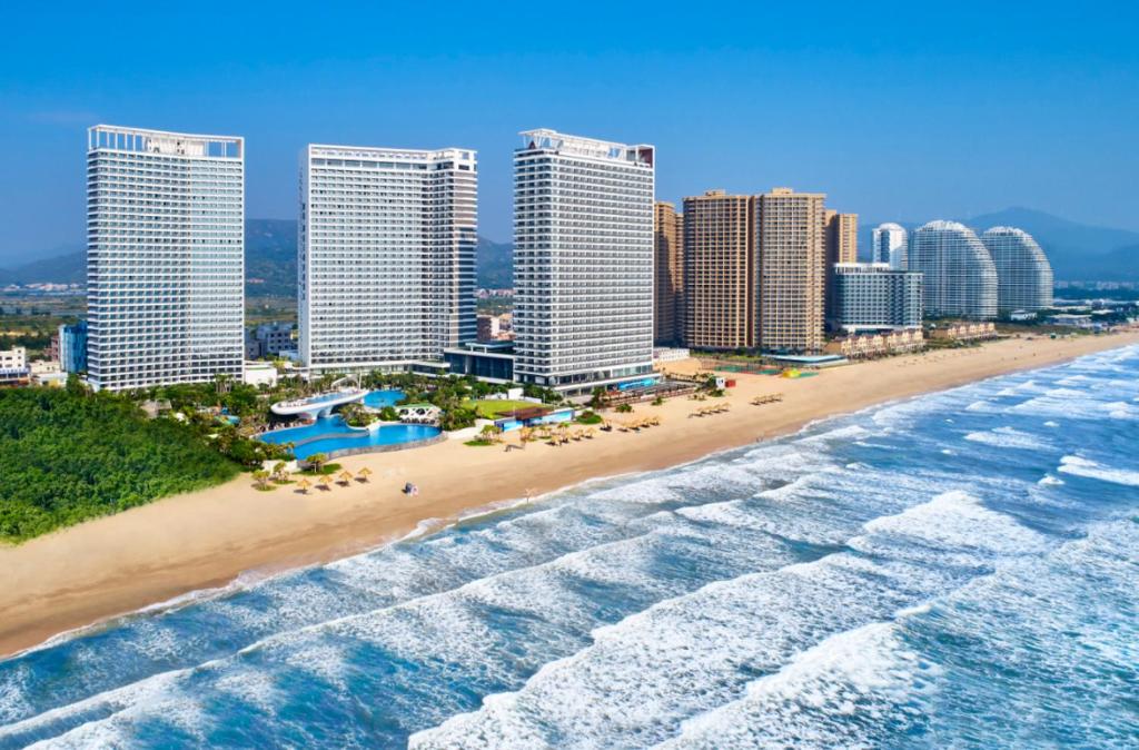 惠东惠州双月湾檀悦都喜天丽度假酒店的享有高楼海滩的空中景致