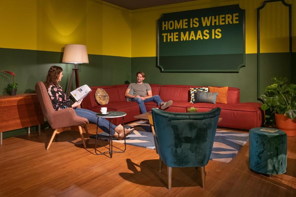 马斯特里赫特Stayokay Hostel Maastricht的两人坐在客厅的沙发上