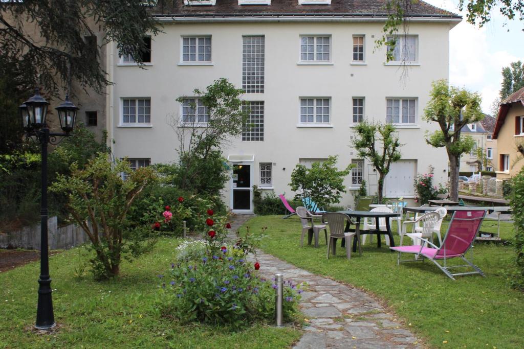 拉罗什波赛拉罗舍波赛欧罗巴酒店的一座带桌椅的花园以及一座建筑