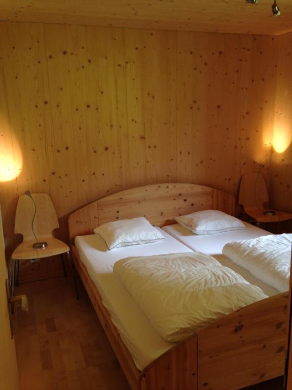 阿德尔博登2-Zimmer Ferienwohnung,Parterre,Sitzplatz,Garage的木墙客房 - 带两张单人床