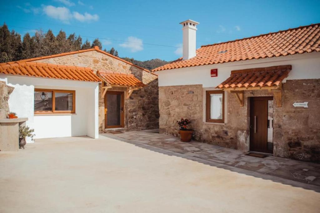 巴伦西亚MyStay - Quinta dos Sobrais的石头房子,设有庭院和车库