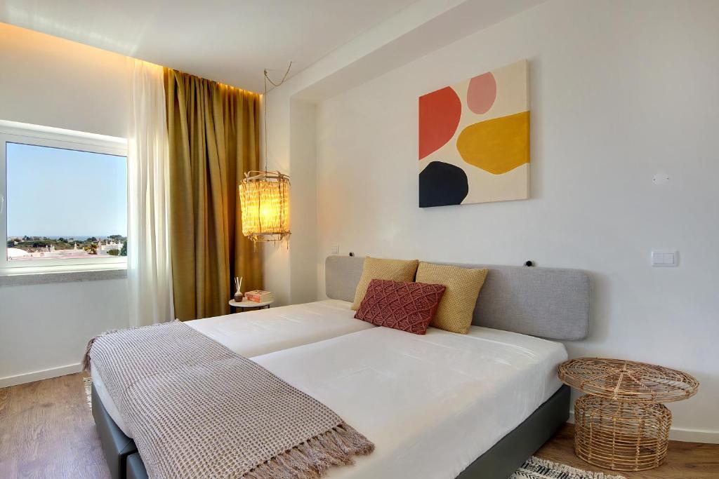 阿尔布费拉Apartamento Boavista - Sea View的白色的卧室设有床和窗户