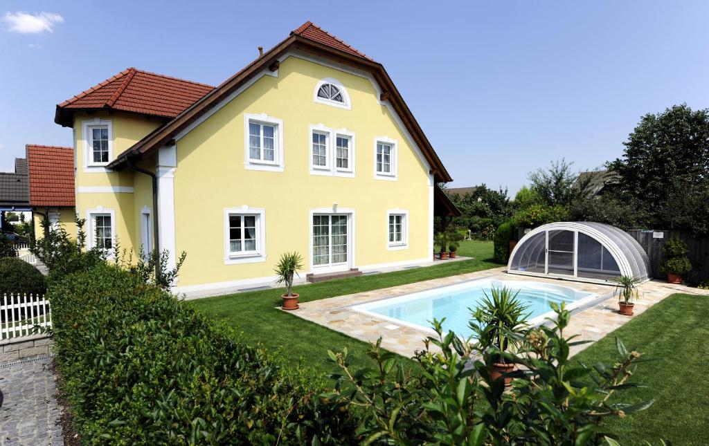 Rohrendorf bei KremsGästehaus Familie Trachsler的庭院中带游泳池的房子