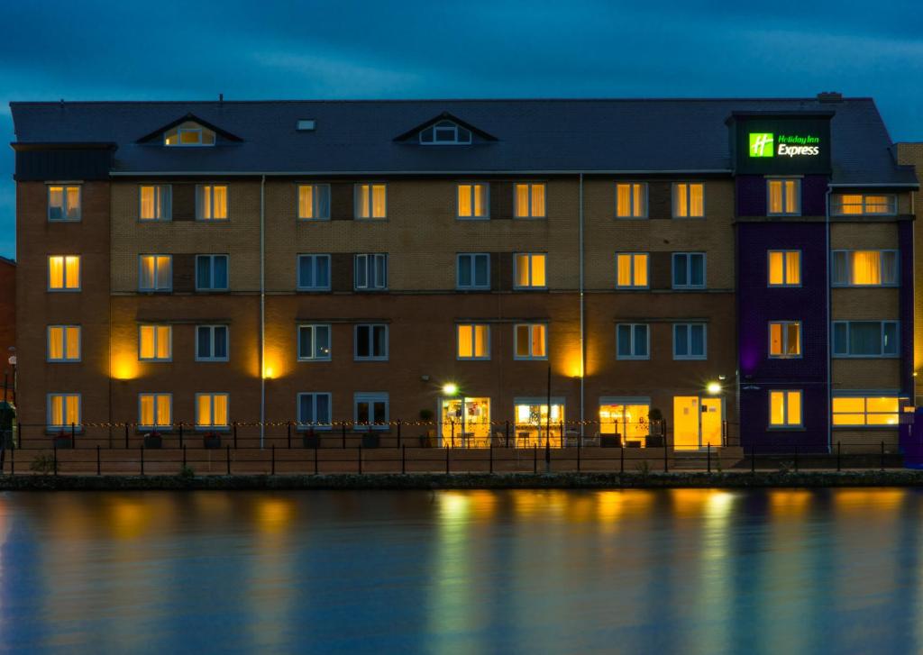 卡迪夫卡迪夫湾智选假日酒店的水边有标志的建筑物