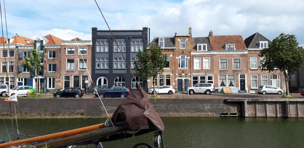 米德尔堡B&B Van Amsterdam的水中船头上的棕色物体
