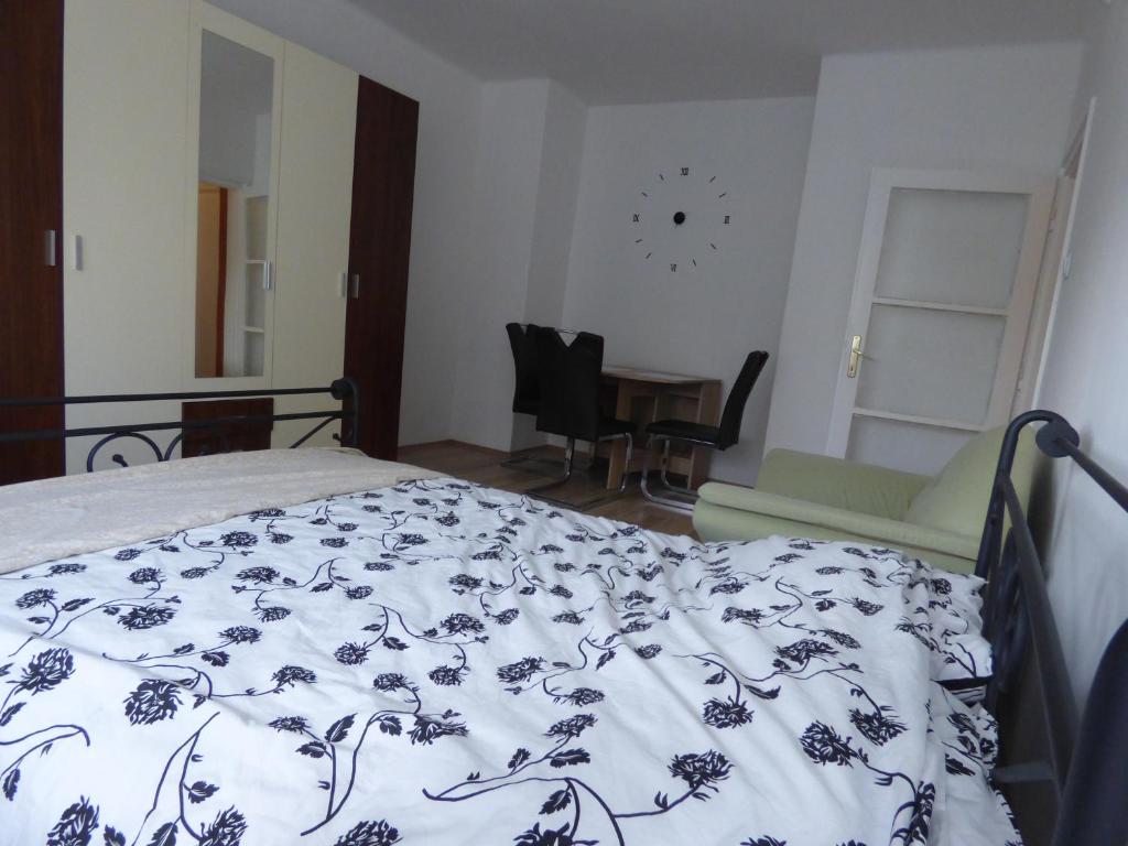 BarcsBega Apartman的一间卧室配有一张带蓝白色毯子的床